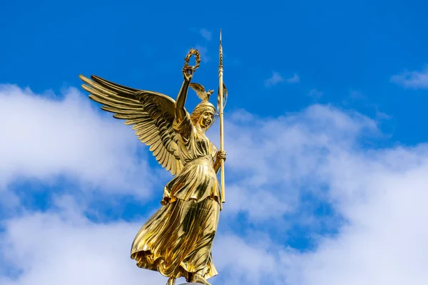 ドイツ ベルリン 2020年8月29日 ドイツ ベルリン2020年8月29日 ブロンズ彫刻からの素敵なクローズアップ金メダルであるジークソーの勝利の列でビクトリア — ストック写真