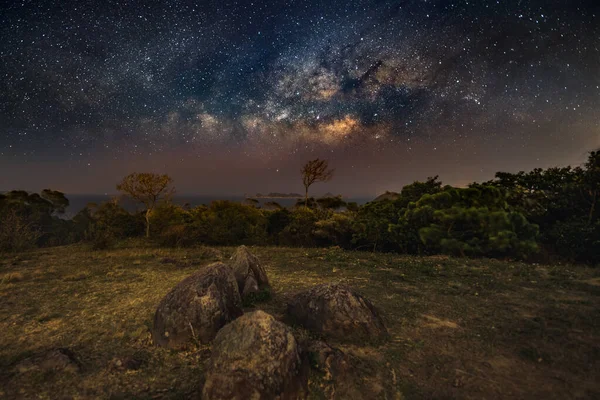 Eine Aufnahme Einer Grünen Landschaft Unter Dem Sternenhimmel Hongkong — Stockfoto