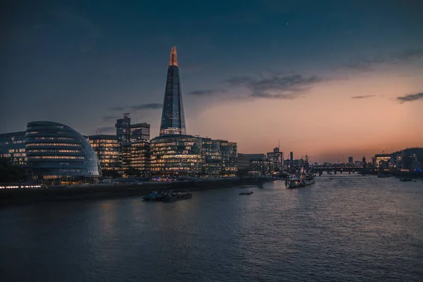 夕暮れ時のロンドン市の風景は サメシス川の上のロンドン橋から南岸に向かっています — ストック写真