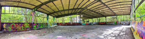 德国基尔 2020年9月3日 一个有着五彩斑斓涂鸦艺术的扁平化工业区的失地全景 — 图库照片