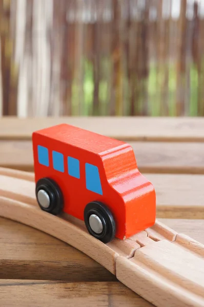Autocarro Brinquedo Madeira Vermelho Uma Pista Uma Mesa — Fotografia de Stock