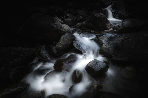 Ein Wasserstrom Fließt Auf Den Felsen — Stockfoto