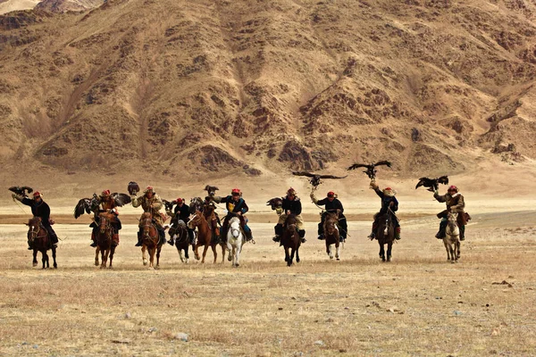 Ulgii Mongolia 2019年9月30日 蒙古金阿尔泰山区猎鹰人 肖像画和体育摄影 — 图库照片