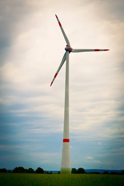 Vertical Shot Wind Turbine Cloudy Sky Background — Stock Photo, Image