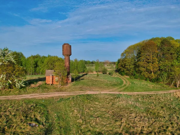 Kırsal Kesimde Paslı Bir Kulesinin Görüntüsü — Stok fotoğraf