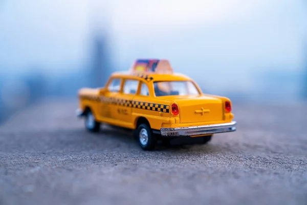 Táxi Amarelo Closeup Táxi Brinquedo Estacionado Uma Superfície Áspera Com — Fotografia de Stock