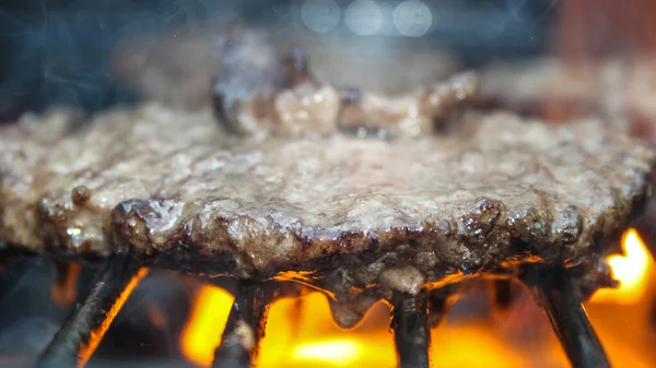 Hambúrguer Carne Churrasqueira Com Chamas Laranja Churrasco Piquenique Férias — Fotografia de Stock