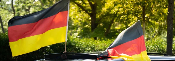 Egy Közeli Felvétel Németországról Amint Zászlókat Tűznek Tetőre — Stock Fotó