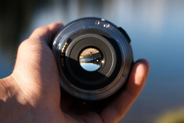 Tiro Foco Seletivo Uma Pessoa Segurando Uma Lente Câmera — Fotografia de Stock