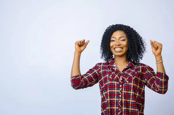 Uma Jovem Africana Alegre Dando Polegares Para Cima — Fotografia de Stock