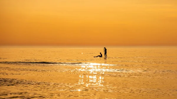 Surfista Che Surf Nel Mare Del Nord Con Splendida Vista — Foto Stock