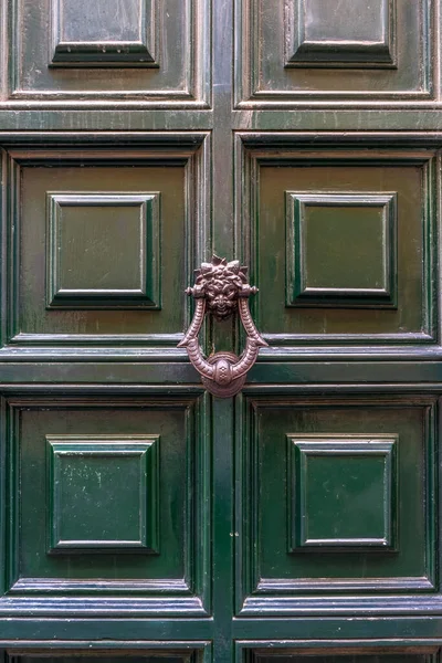 Zdjęcie Pionowe Starych Drewnianych Drzwi Budynku Rzymie Włochy — Zdjęcie stockowe