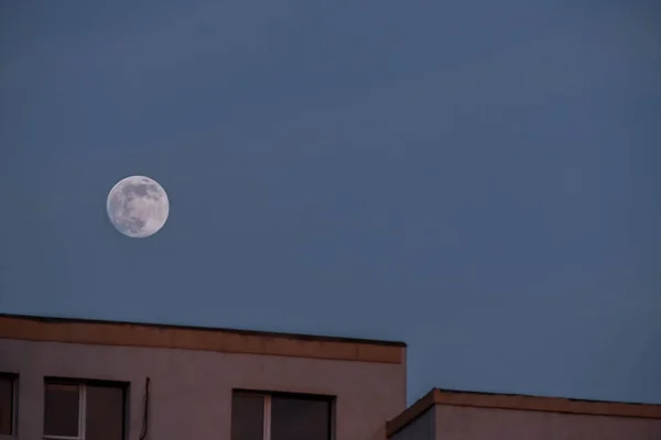 Pleine Lune Dans Ciel Bleu Clair Dessus Bâtiment — Photo