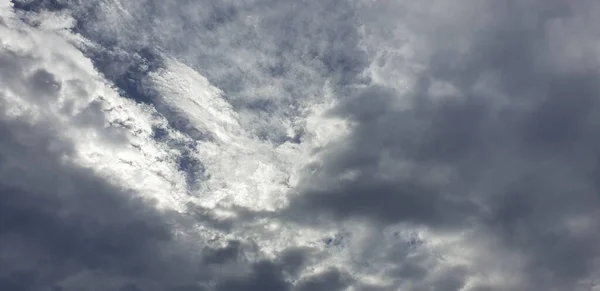 Tiro Ângulo Baixo Céu Nublado Durante Dia Perfeito Para Fundo — Fotografia de Stock