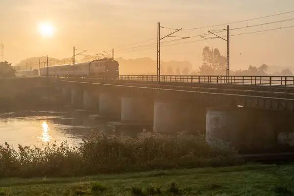 Beau Plan Train Passant Sur Pont Par Une Journée Ensoleillée — Photo