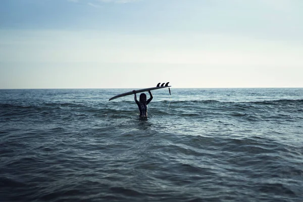 Une Femme Caucasienne Pendant Surf Dans Mer — Photo
