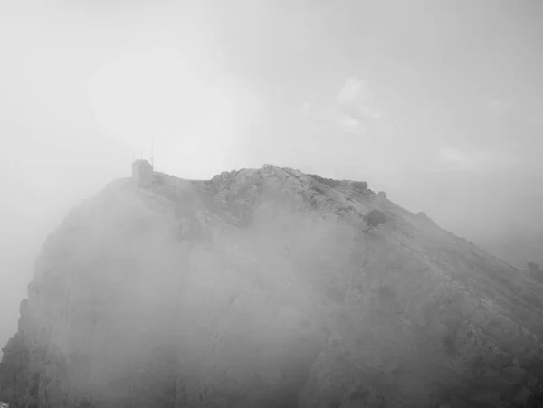 Disparo Una Montaña Día Niebla — Foto de Stock