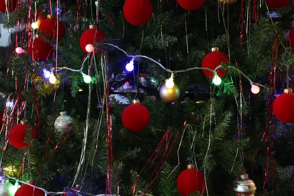Detailní Záběr Vánoční Stromek Míčky Věnec Světla — Stock fotografie