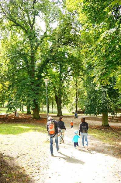 Jankowice Polen September 2020 Menschen Gehen Einem Park Auf Einem — Stockfoto