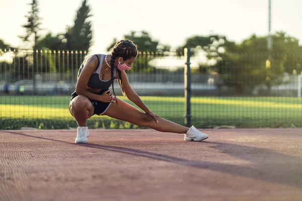 Una Joven Mujer Haciendo Ejercicio Con Una Mascarilla Protectora Parque — Foto de Stock