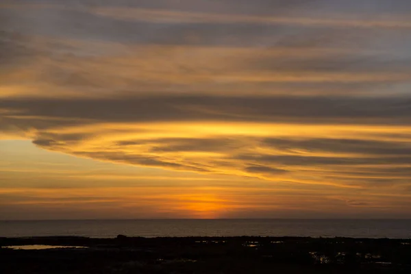 Lindo Pôr Sol Laranja Sobre Lago Tranquilo Praia — Fotografia de Stock