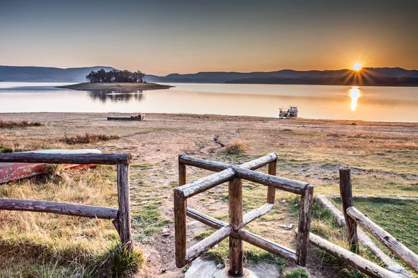Eine Faszinierende Aufnahme Eines Ruhigen Sees Bei Sonnenuntergang Bulgarien — Stockfoto