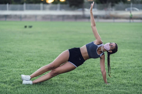 Une Belle Femme Faisant Exercice Avec Masque Protecteur Dans Parc — Photo