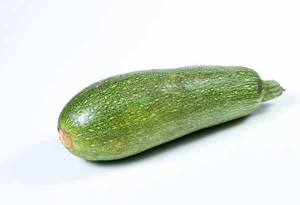 Een Close Shot Van Een Courgette Geïsoleerd Een Witte Achtergrond — Stockfoto