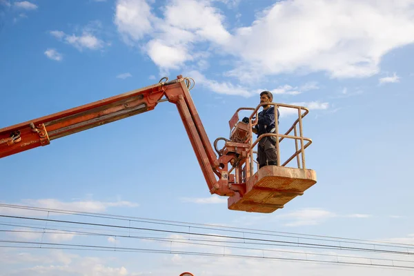 Una Toma Ángulo Bajo Hombre Que Trabaja Una Obra Construcción —  Fotos de Stock