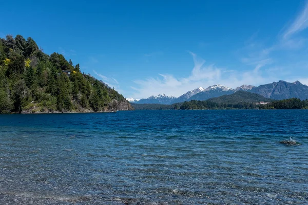 阿根廷南部迷人的岩石海滩和隐蔽的山地景观 — 图库照片