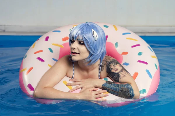 プールのインフレータブルに青い髪のヨーロッパの女性 — ストック写真