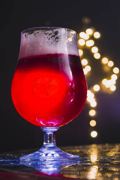 ボケを背景にした赤地ビールのグラス — ストック写真