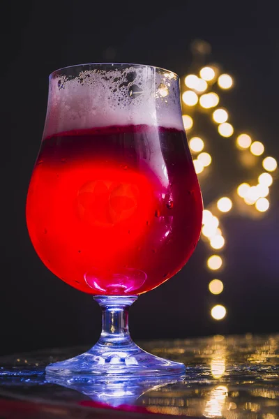 Vaso Cerveza Artesanal Roja Con Fondo Bokeh —  Fotos de Stock