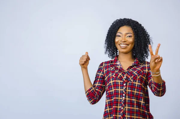 Una Mujer Africana Alegre Haciendo Pulgares Hacia Arriba Espacio Blanco — Foto de Stock