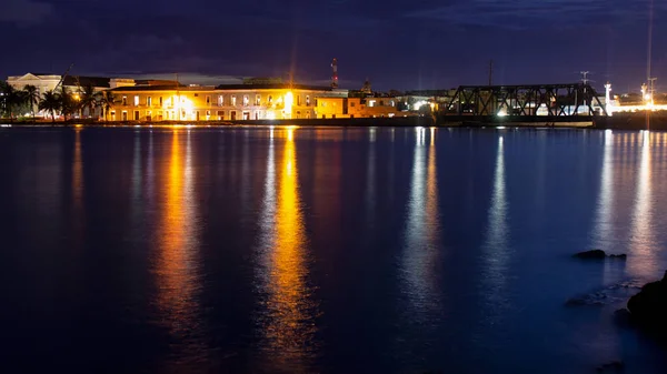 Una Vista Una Ciudad Con Luces Colores Junto Orilla —  Fotos de Stock