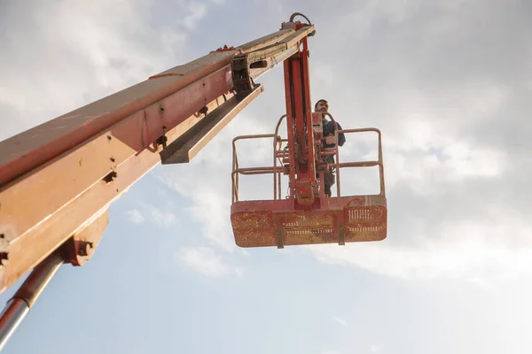 Een Lage Hoek Opname Van Een Man Die Werkt Een — Stockfoto