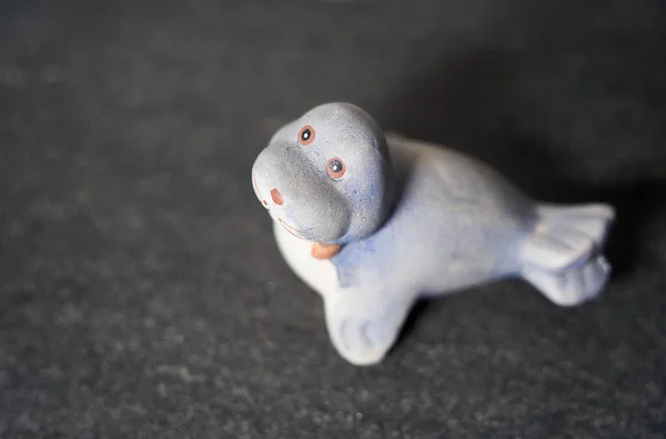 地板上一个可爱的海豹毛绒玩具 — 图库照片