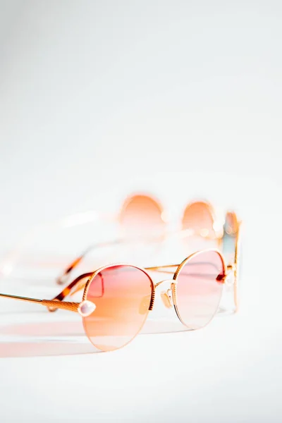 Plan Vertical Lunettes Soleil Roses Dans Cadre Doré Sur Fond — Photo