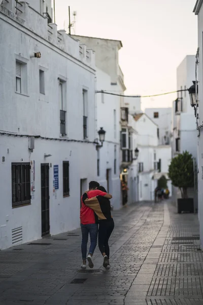 Una Joven Pareja Cogida Mano Caminando Por Ciudad Blanca —  Fotos de Stock