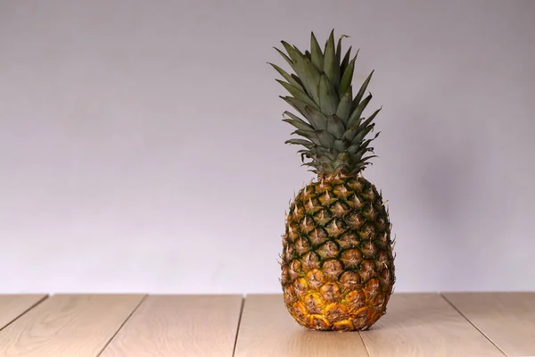 Detailní Záběr Celý Ananas Dřevěném Stole — Stock fotografie