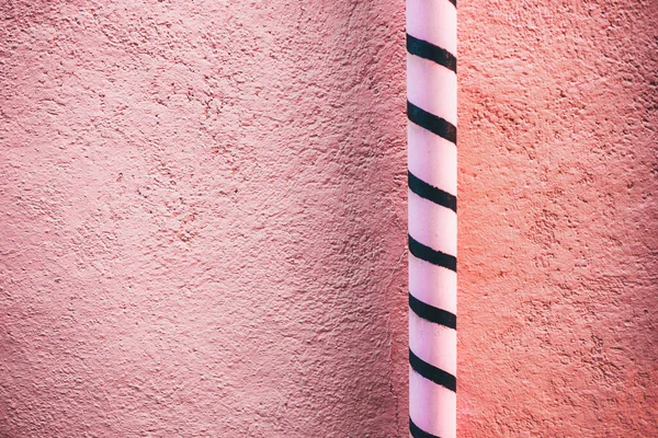 Pembe Siyah Çizgili Bir Tüp Pembe Bir Grunge Duvarın Önünde — Stok fotoğraf
