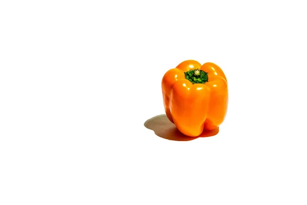 白い背景にオレンジペッパーのクローズアップショット — ストック写真