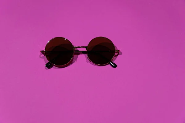Eine Nahaufnahme Von Runden Retro Sonnenbrillen Isoliert Auf Dem Lila — Stockfoto