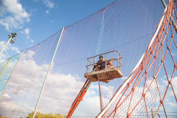 Een Lage Hoek Opname Van Een Man Die Werkt Een — Stockfoto