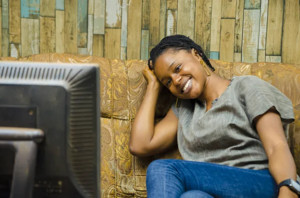 Een Close Van Een Mooie Afro Amerikaanse Vrouw Zittend Bank — Stockfoto