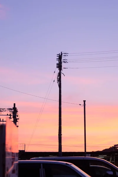 Tiro Vertical Céu Vermelho Azul Postes Eletricidade — Fotografia de Stock