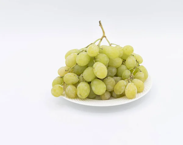 Крупный План Зеленого Винограда Пластине Изолированной Белом Фоне — стоковое фото