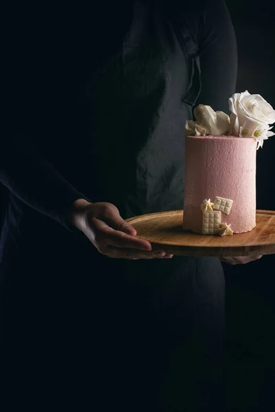 Tiro Vertical Garçom Segurando Pequeno Bolo Rosa Fantasia Com Rosas — Fotografia de Stock