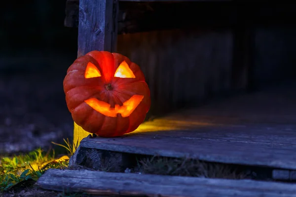 Oświetlona Dynia Halloween Podwórku — Zdjęcie stockowe