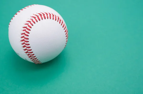 Una Pelota Béisbol Aislada Sobre Fondo Turquesa —  Fotos de Stock